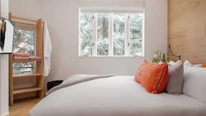 4 bedrooms, iron/ironing board, Internet, linens