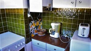 Réfrigérateur, micro-ondes, fourneau de cuisine