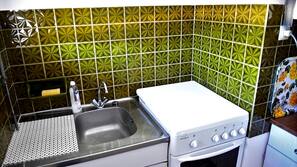 Réfrigérateur, micro-ondes, fourneau de cuisine