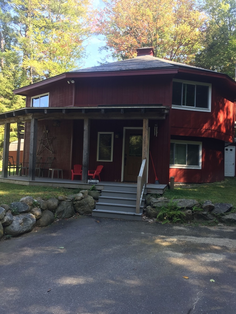 Spacious 4 bedroom Home with scenic mountain views