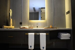 Business Twin Room | Bathroom | Separate tub and shower, hair dryer, bidet, towels
