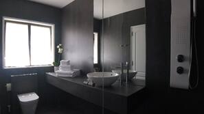 Douche, douche à « effet pluie », articles de toilette gratuits