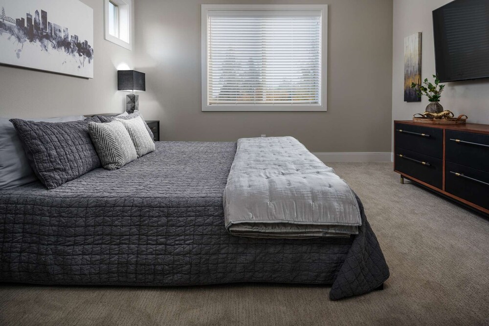 New SE Portland, Pet Friendly, Bright Open Floor Plan, Foosball Table