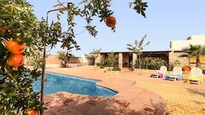 Piscine extérieure, parasols de plage, chaises longues