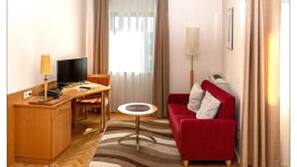 Een bureau, gratis wifi, beddengoed