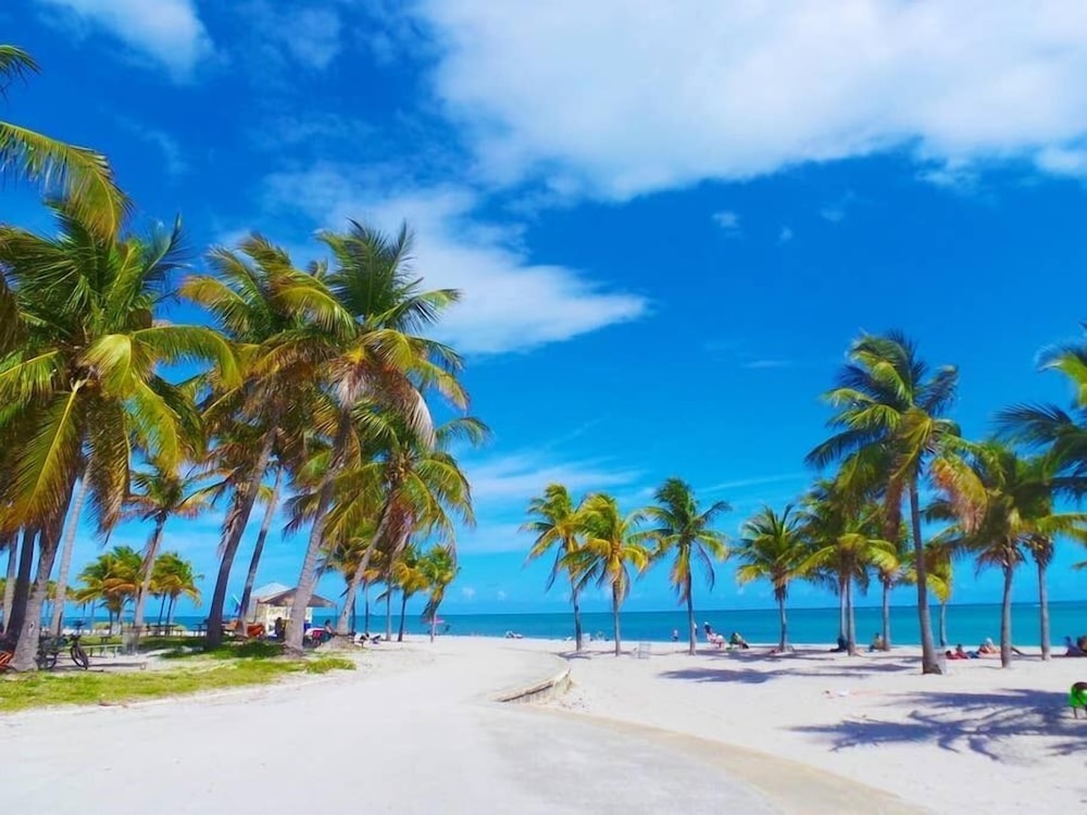 Lateral Sea View, Full Kitchen, Coconut Grove, FREE Park, Pool, Gym