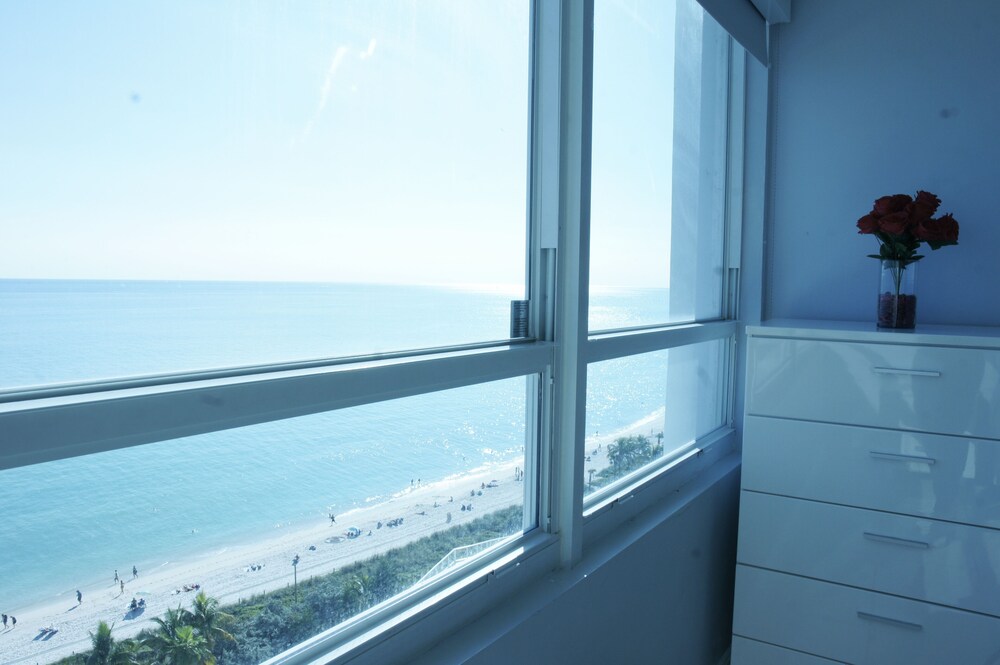 Cute condo with ocean view pool, bar, free parking and gym!