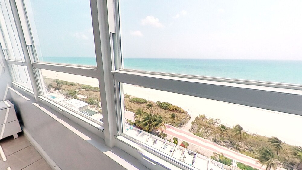 Cute condo with ocean view pool, bar, free parking and gym!