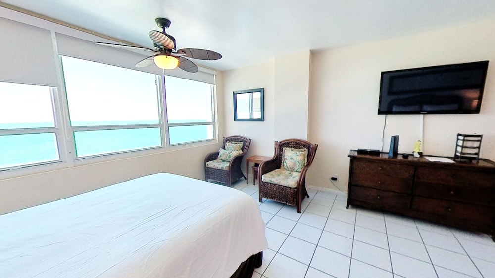 Oceanview studio - on beach, pool, gym, bars, and free parking!