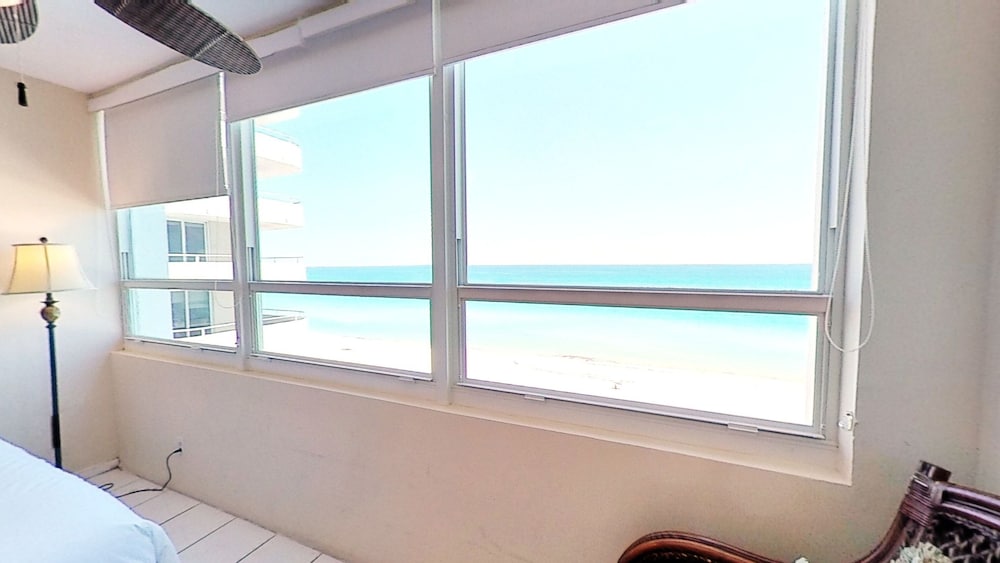 Oceanview studio - on beach, pool, gym, bars, and free parking!
