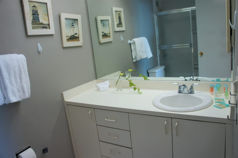 Oceanview studio - on beach, pool, gym, bars, and free parking!