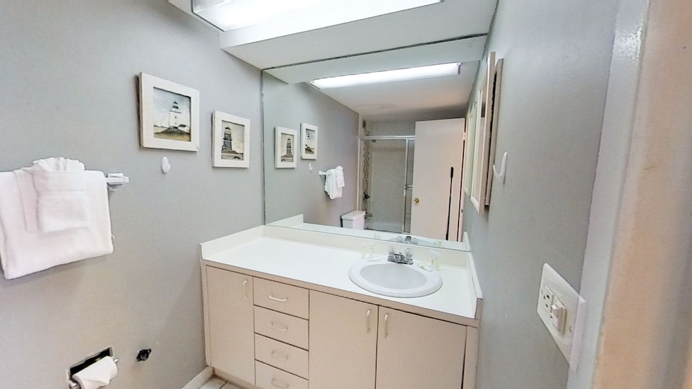 Oceanview studio - on beach, pool, gym, bars, and free parking!