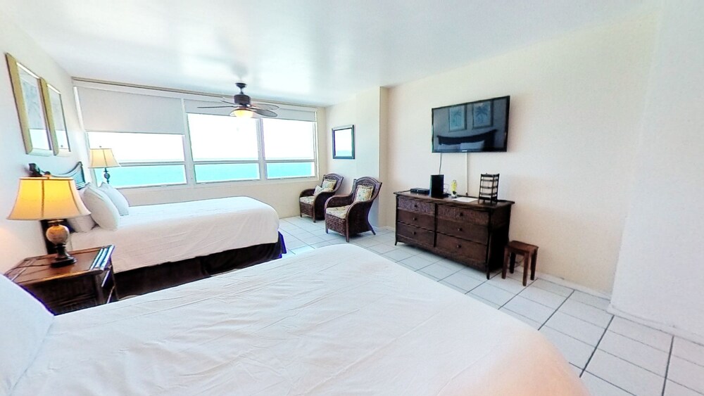 Oceanview studio - on beach, pool, gym, bars, and free parking!