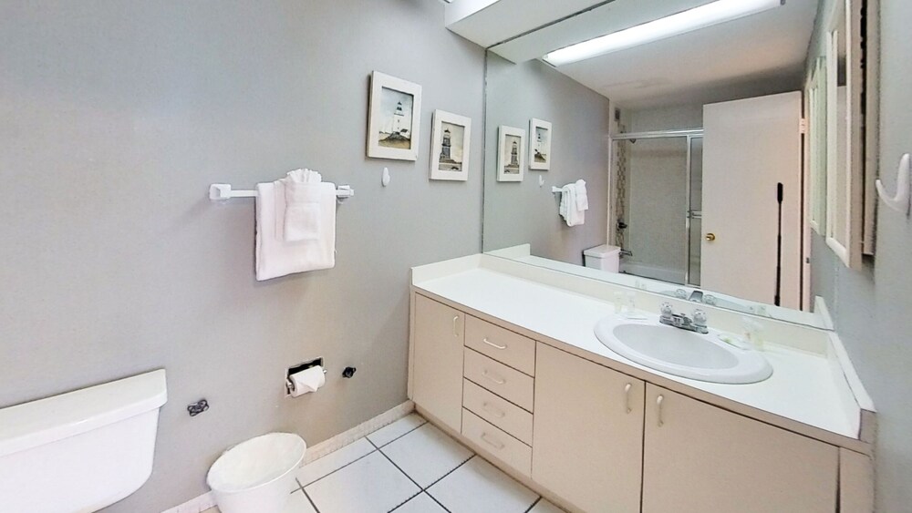 Oceanview studio - on beach, pool, gym, bars, and free parking!