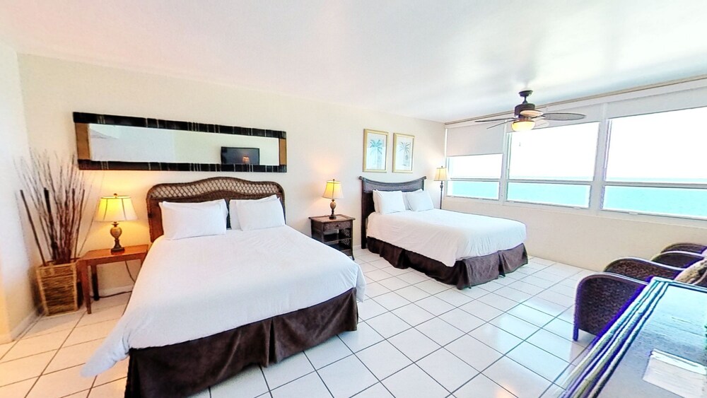 Oceanview studio - on beach, pool, gym, bars, and free parking!