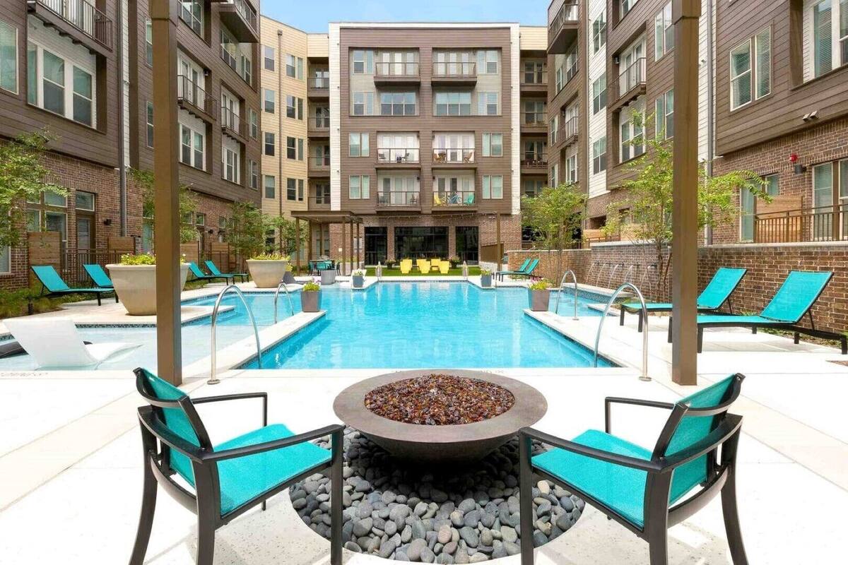 Luxury Downtown Apartment W King Bed And Sky Lounge Room Prices Deals Reviews Expedia