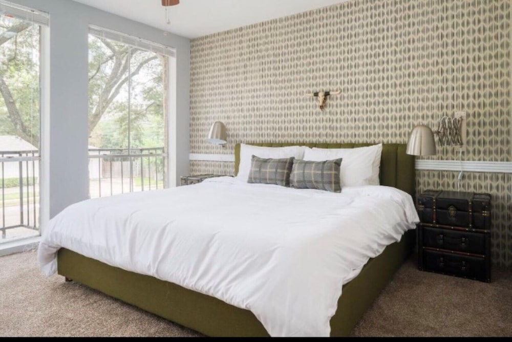 Spacious and Modern Hotel Suites with Heated Pool, Gym and Hot Tub!