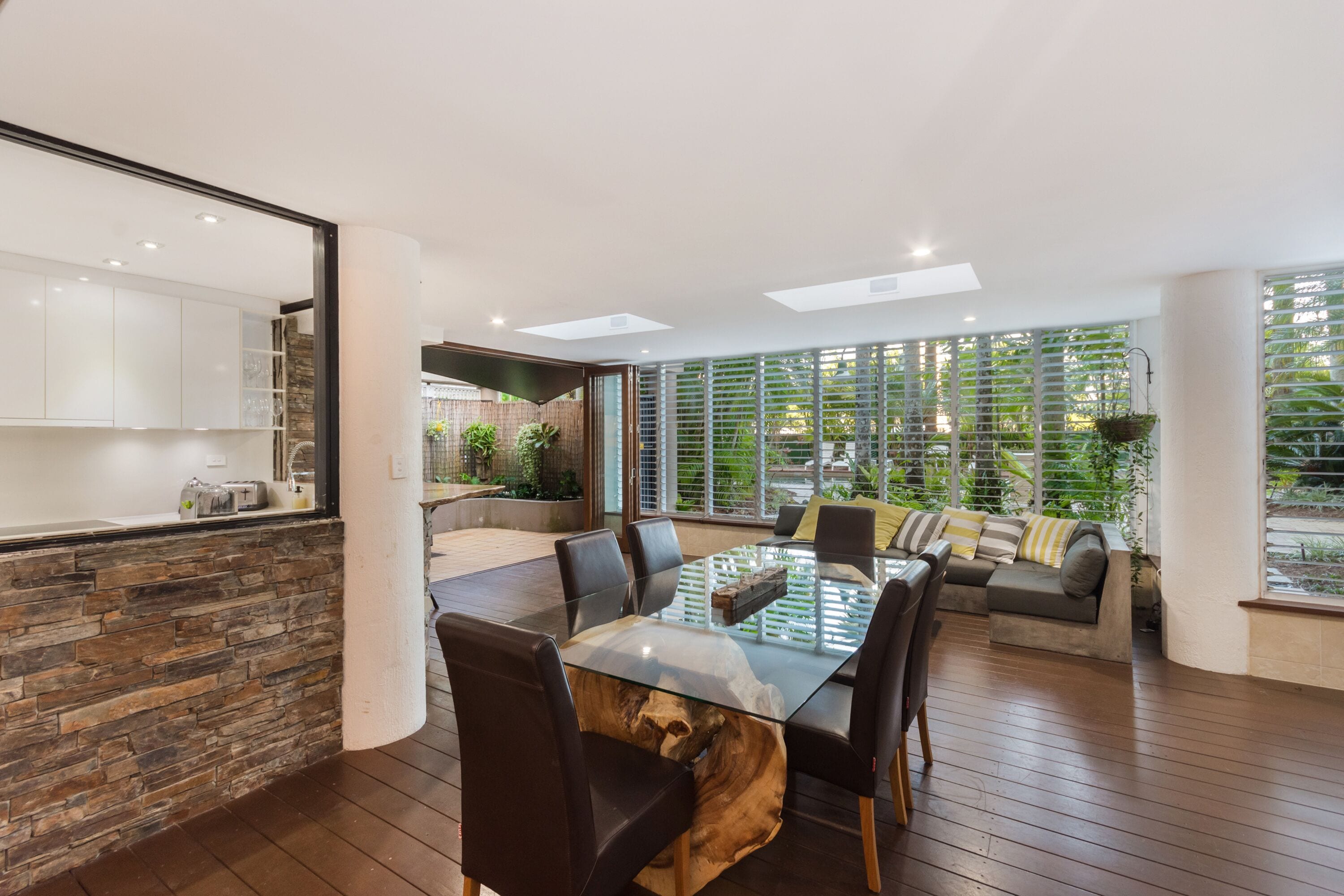 Luxury PoolSide Apartment In Beachfront