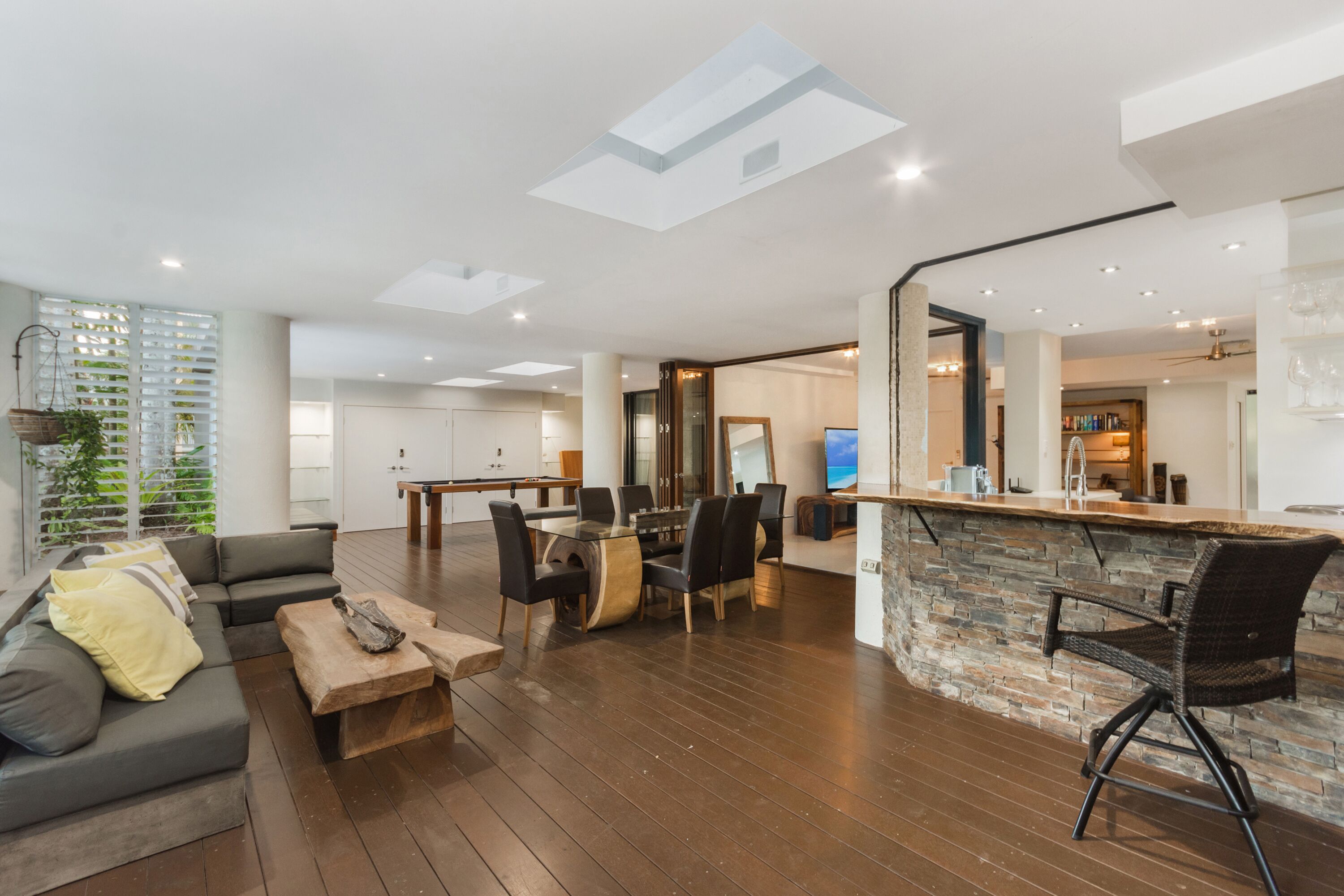 Luxury PoolSide Apartment In Beachfront