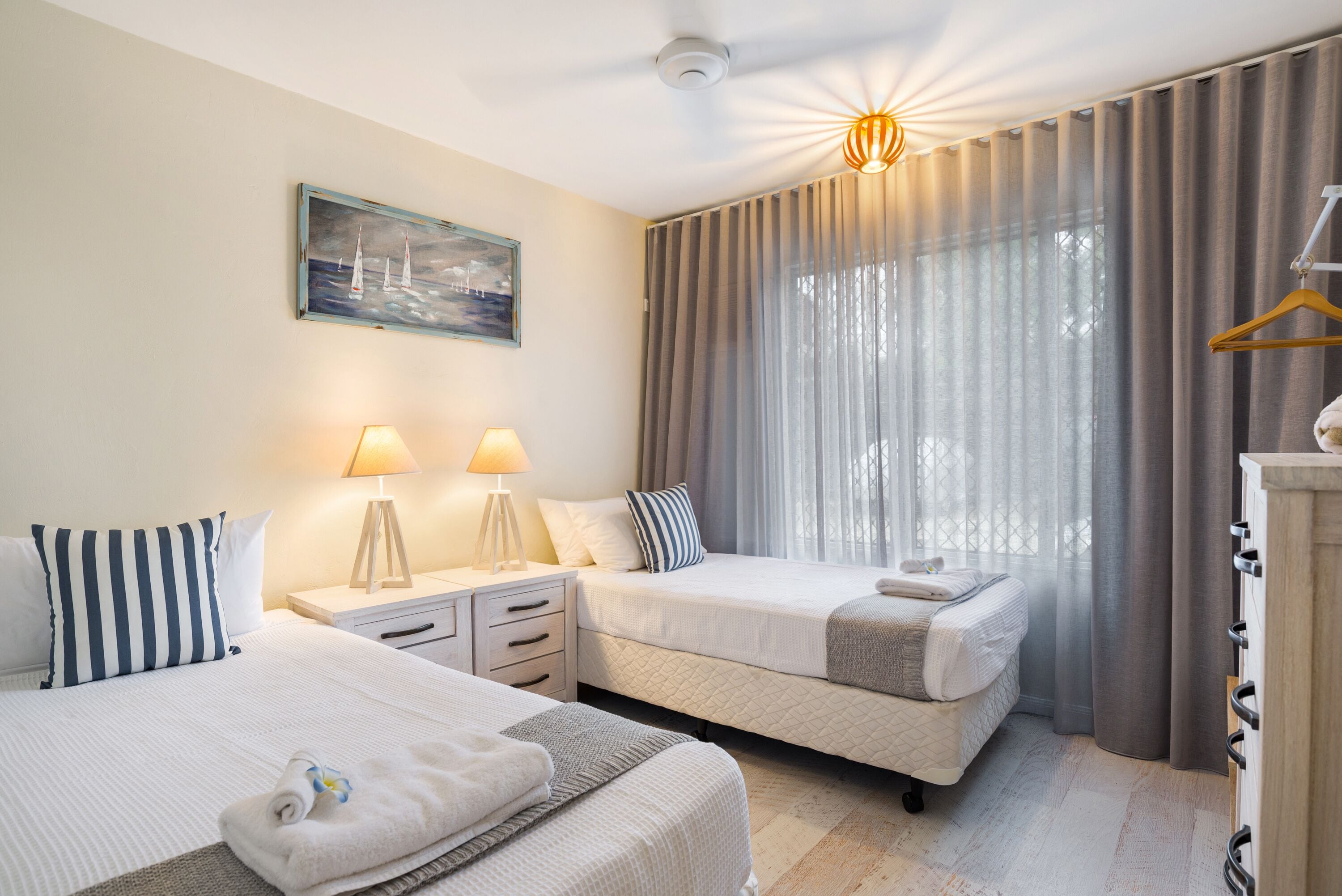 Rare! Modern Unit w/ Private Fenced garden Close to The Beach PC3