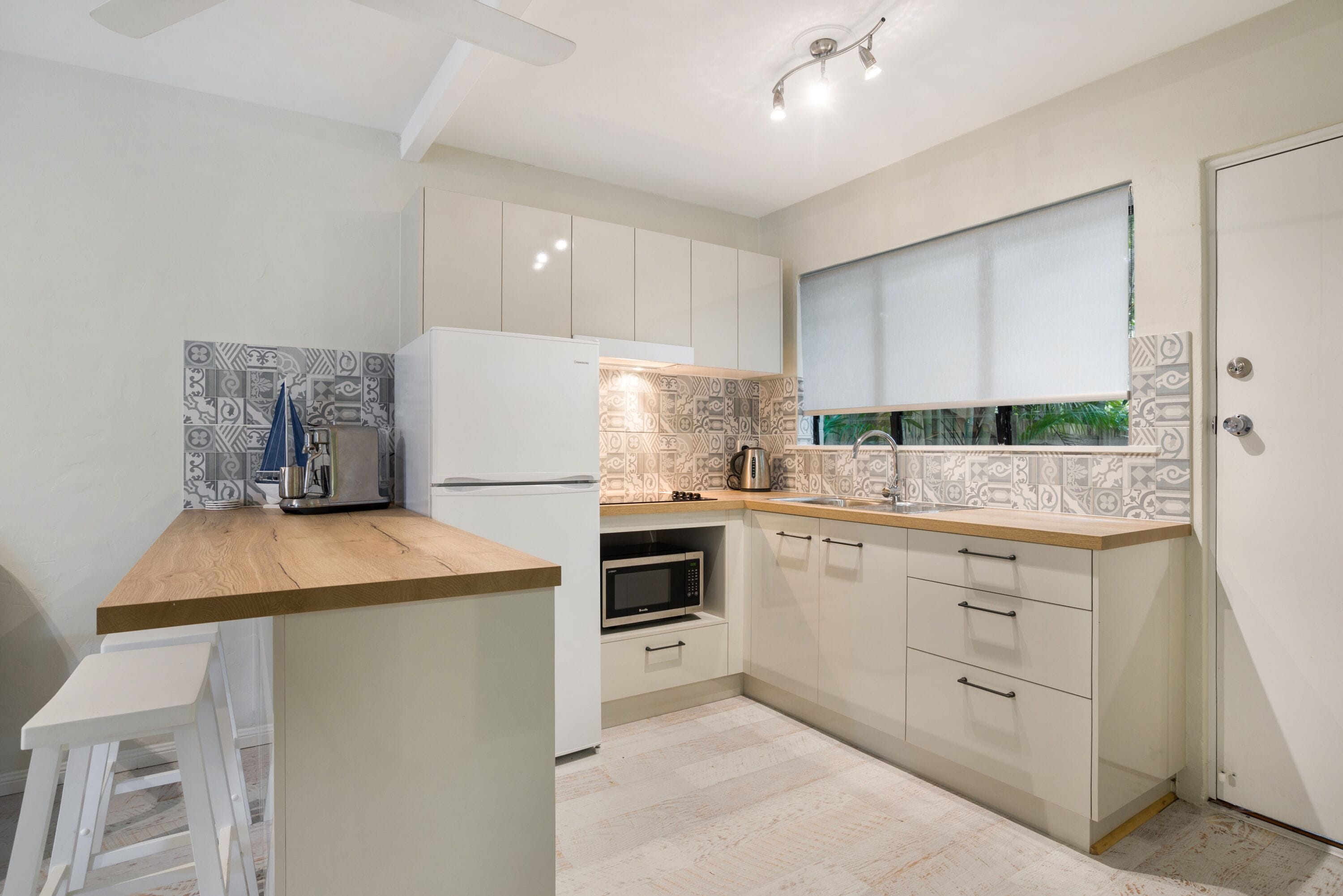 Rare! Modern Unit w/ Private Fenced garden Close to The Beach PC3