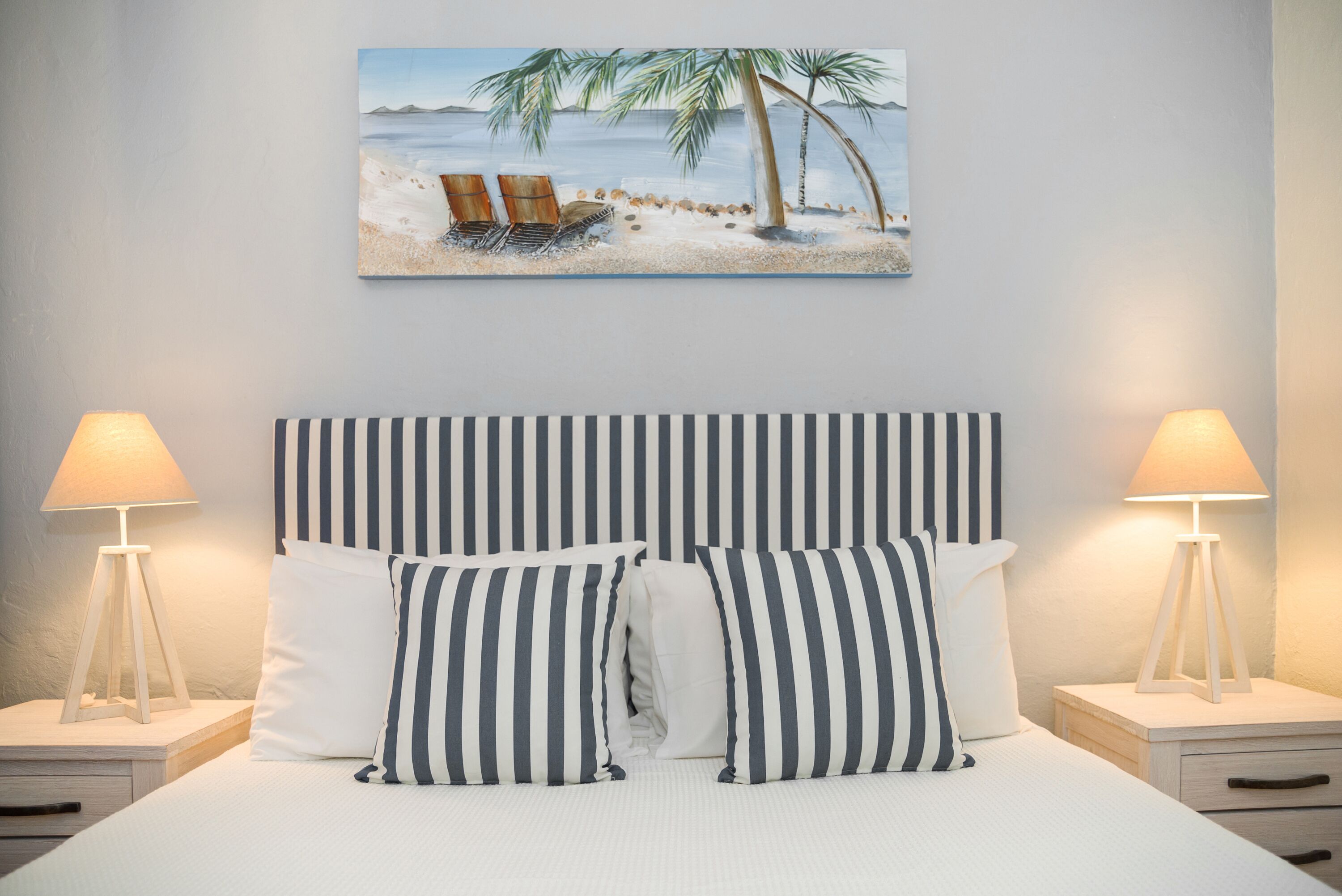 Rare! Modern Unit w/ Private Fenced garden Close to The Beach PC4