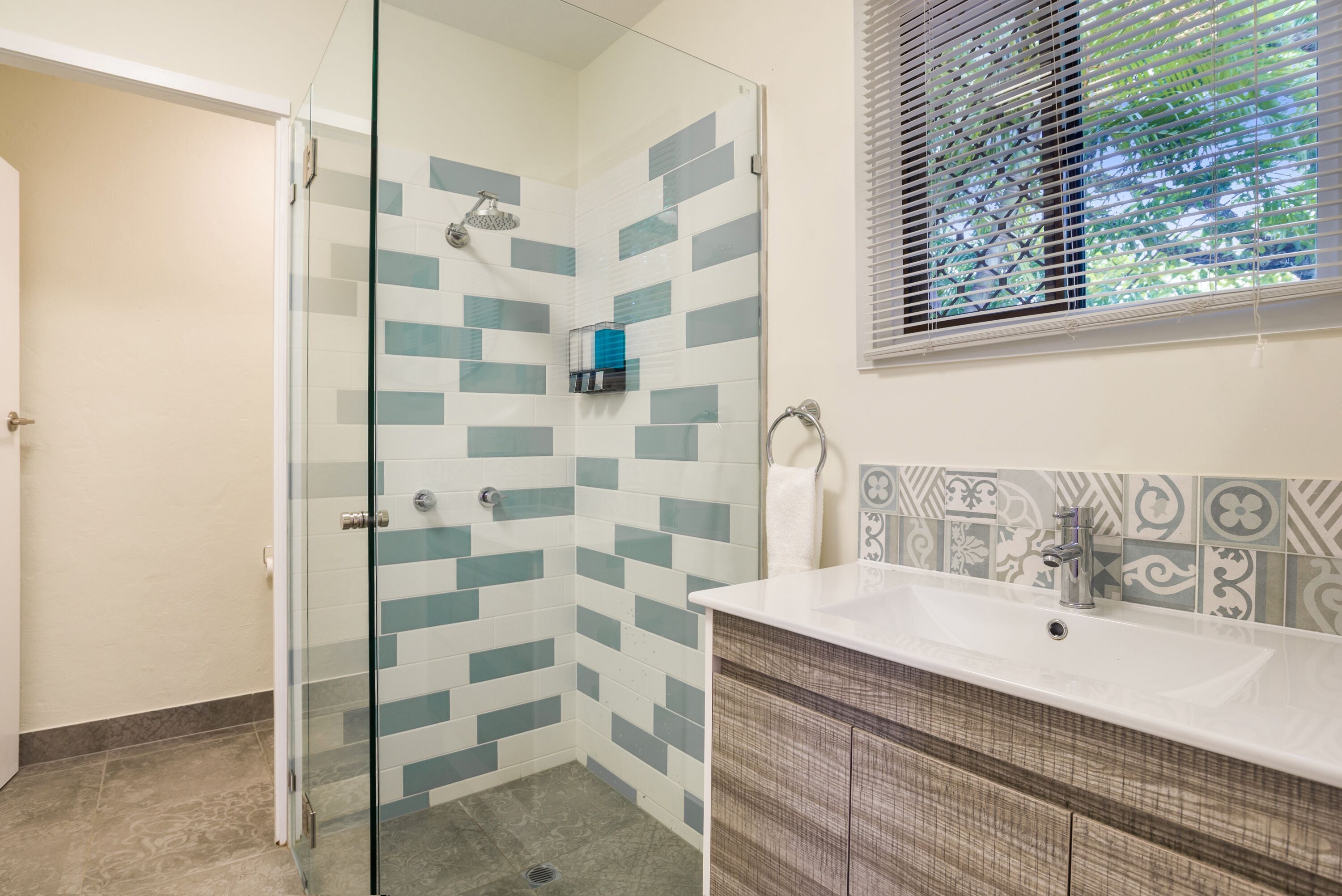 Rare! Modern Unit w/ Private Fenced garden Close to The Beach PC4