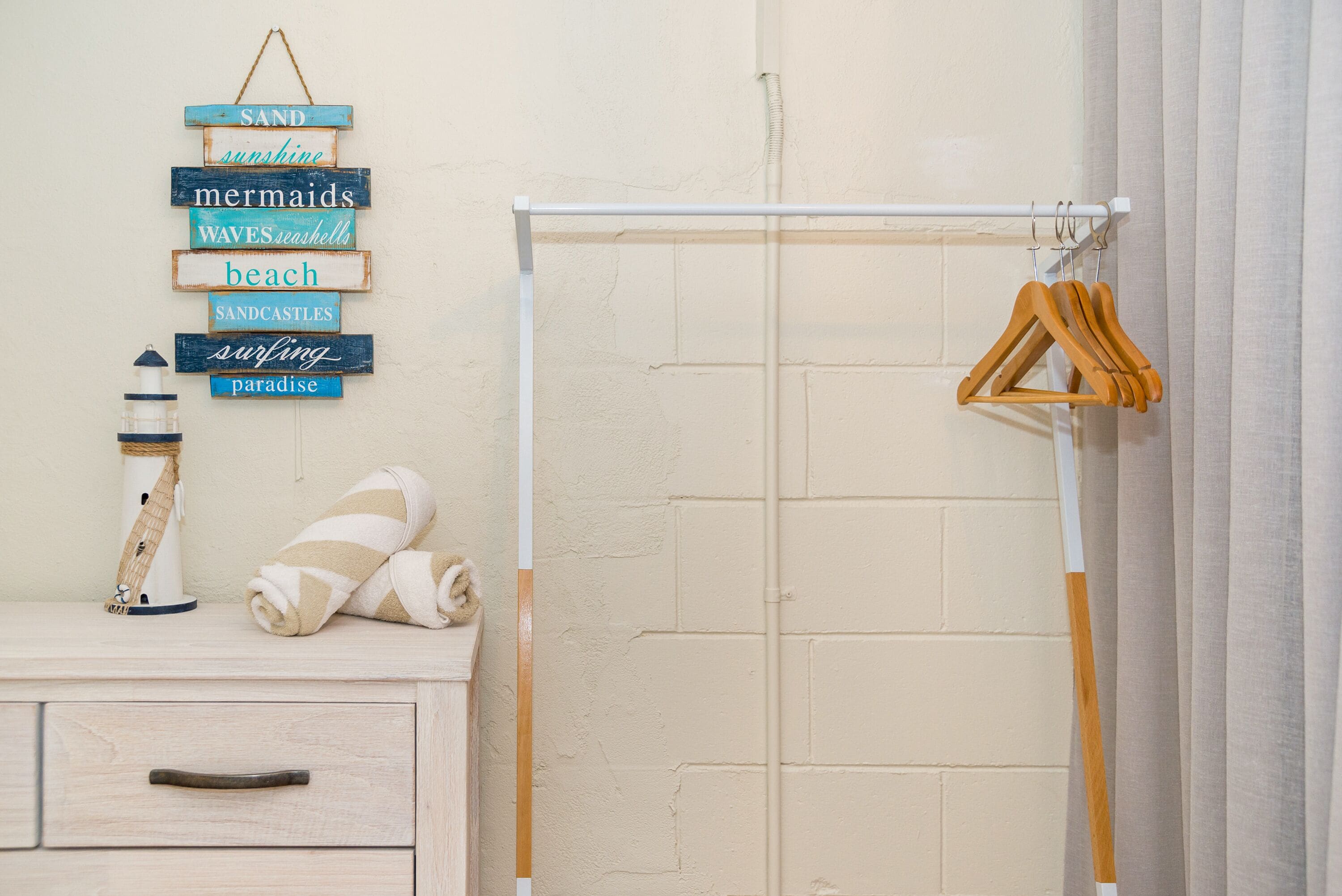 Rare! Modern Unit w/ Private Fenced garden Close to The Beach PC4