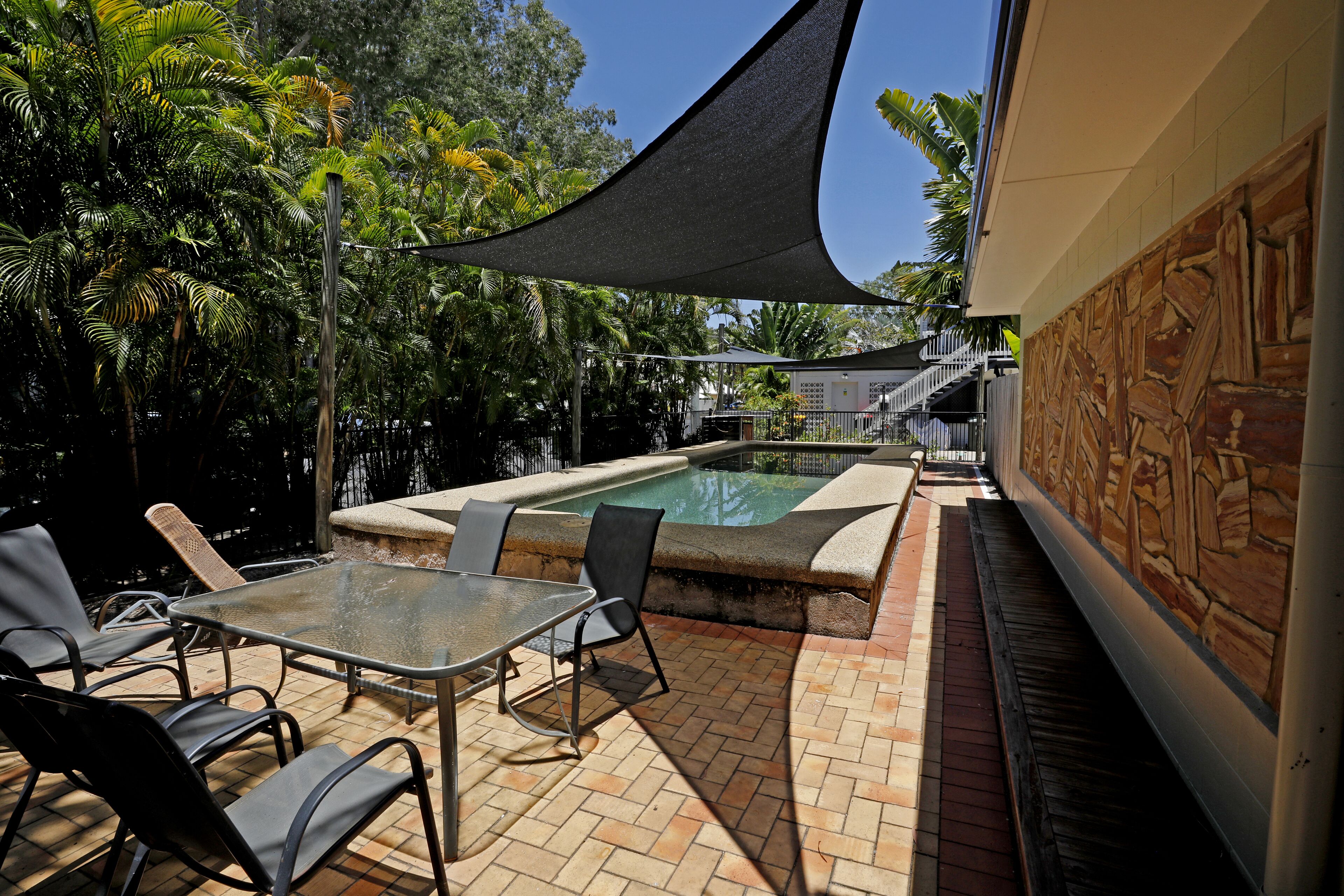 Rare! Modern Unit w/ Private Fenced garden Close to The Beach PC4