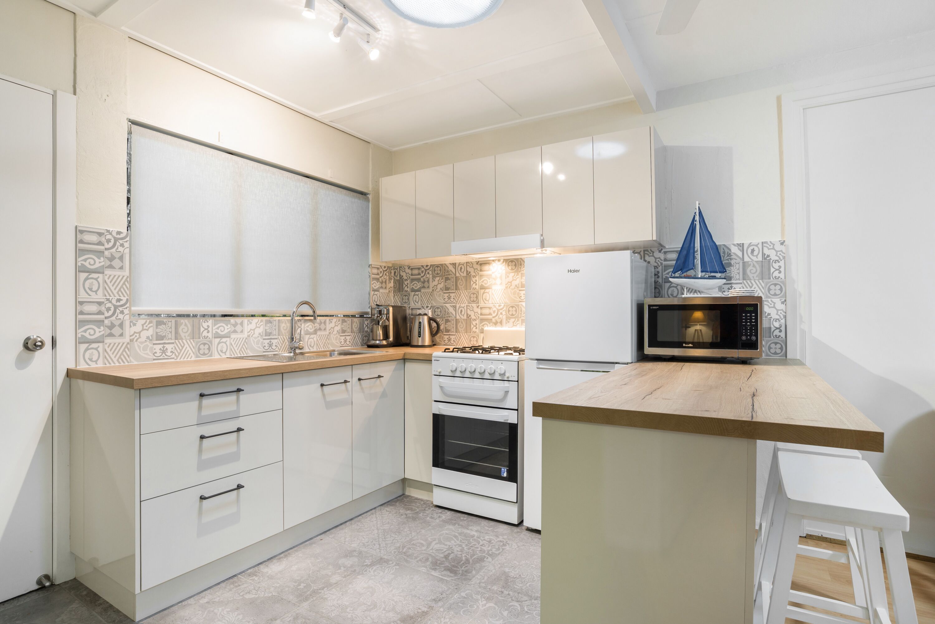 Rare! Modern Unit w/ Private Fenced garden Close to The Beach PC4