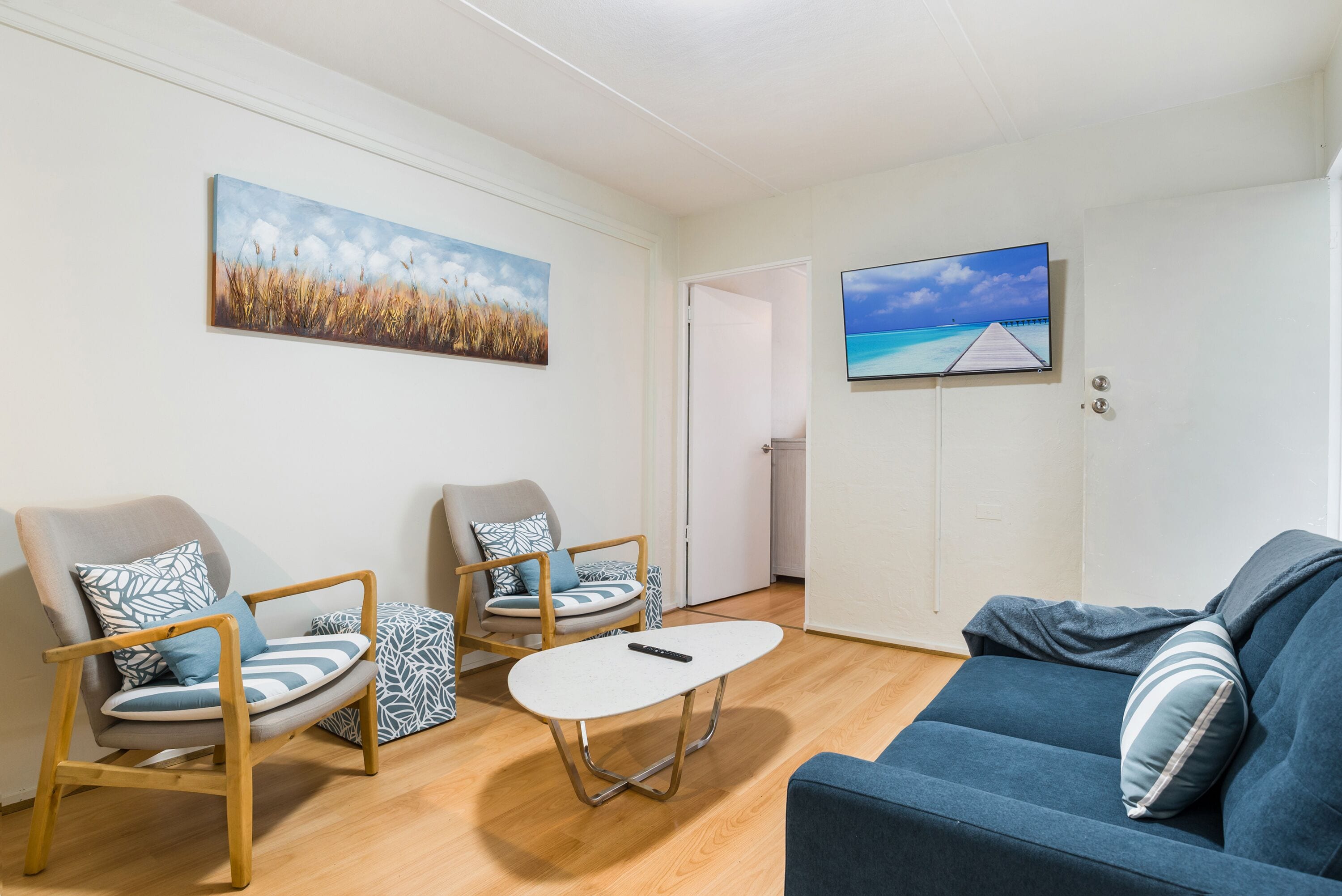 Rare! Modern Unit w/ Private Fenced garden Close to The Beach PC4