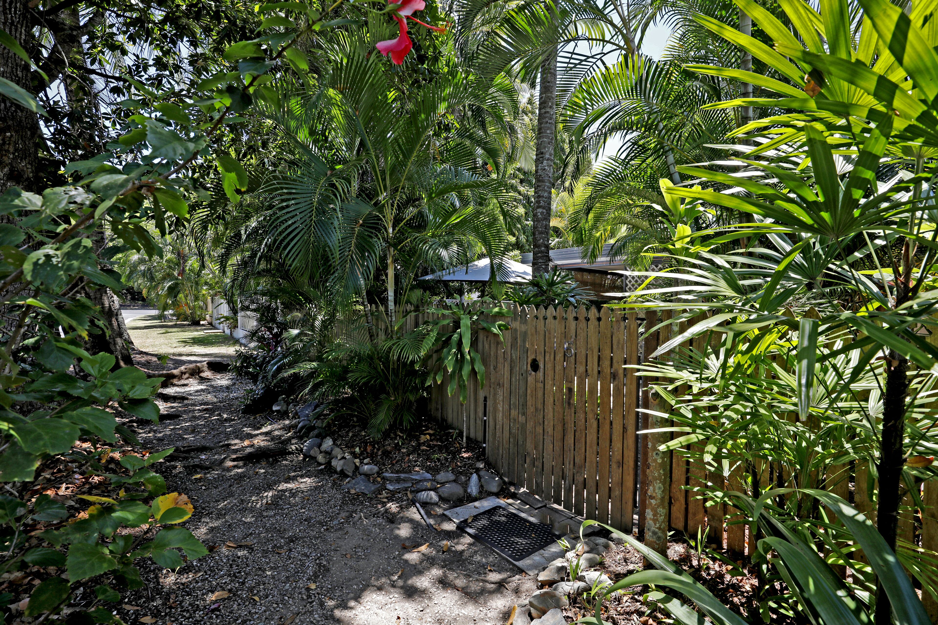 Rare! Modern Unit w/ Private Fenced garden Close to The Beach PC5