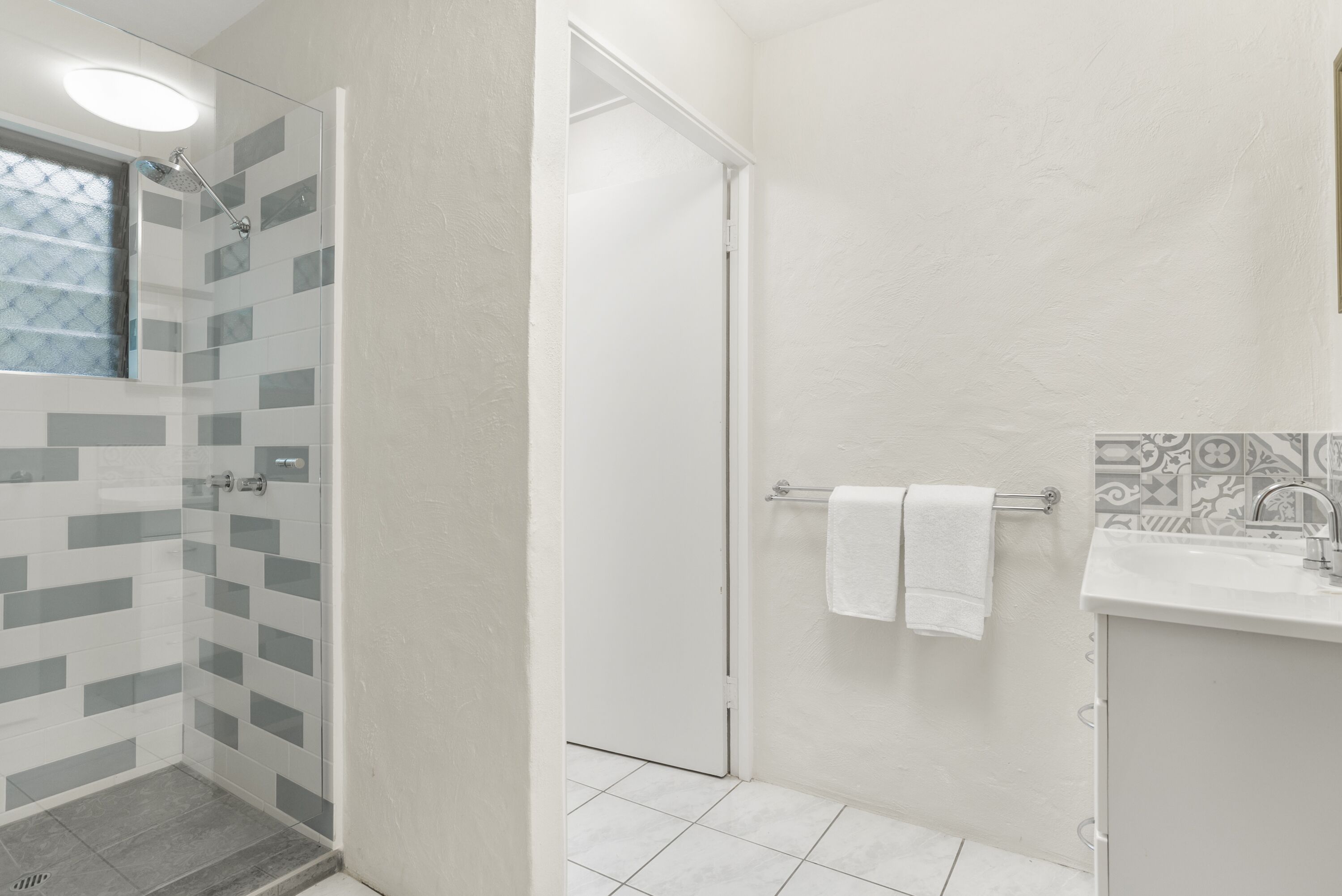 Rare! Modern Unit w/ Private Fenced garden Close to The Beach PC5