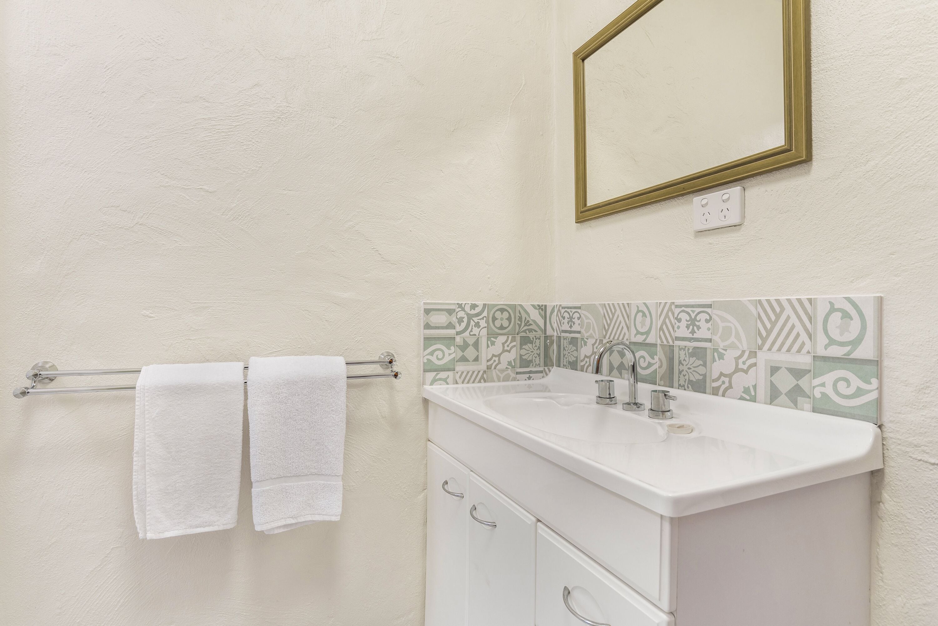 Rare! Modern Unit w/ Private Fenced garden Close to The Beach PC5