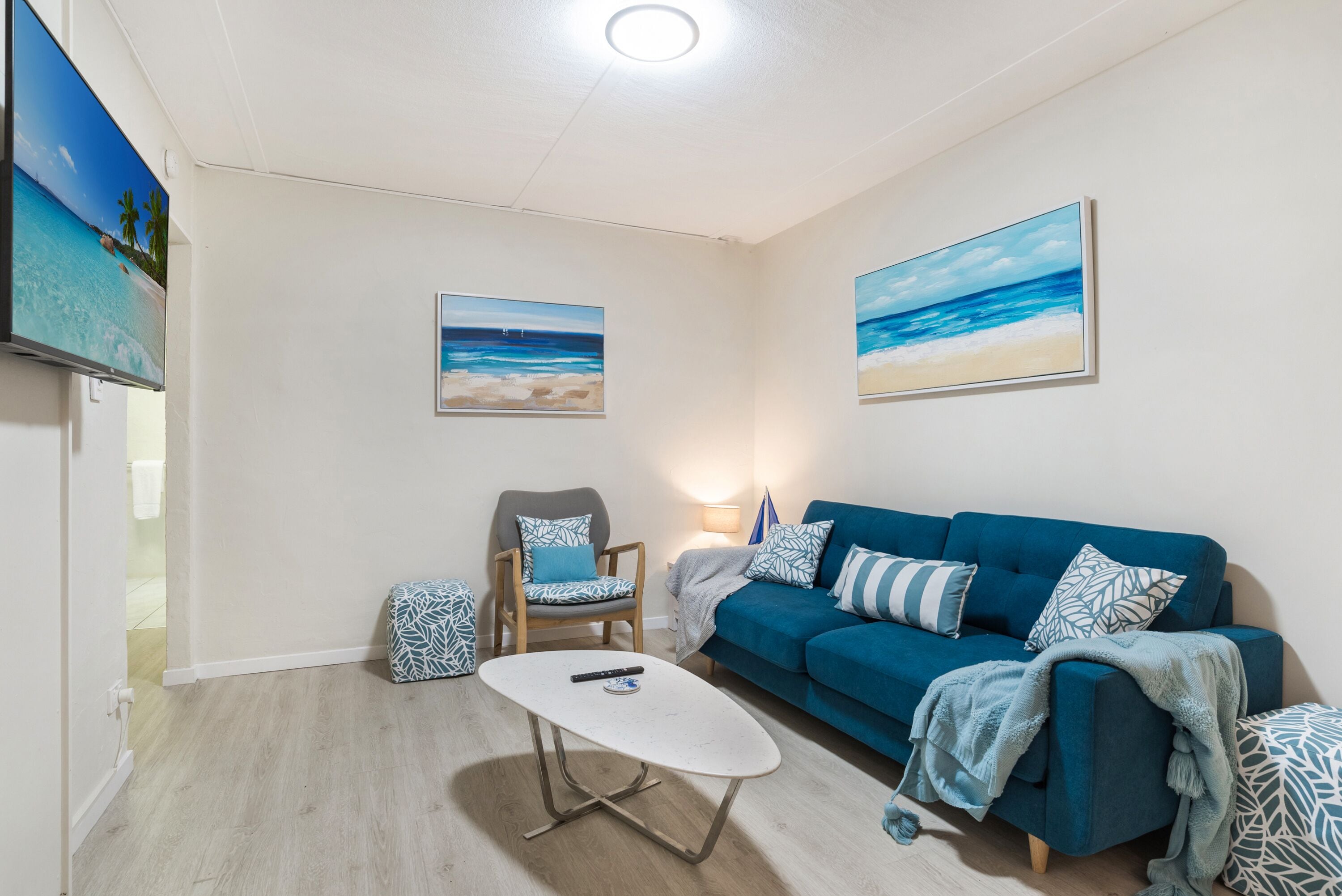 Rare! Modern Unit w/ Private Fenced garden Close to The Beach PC5