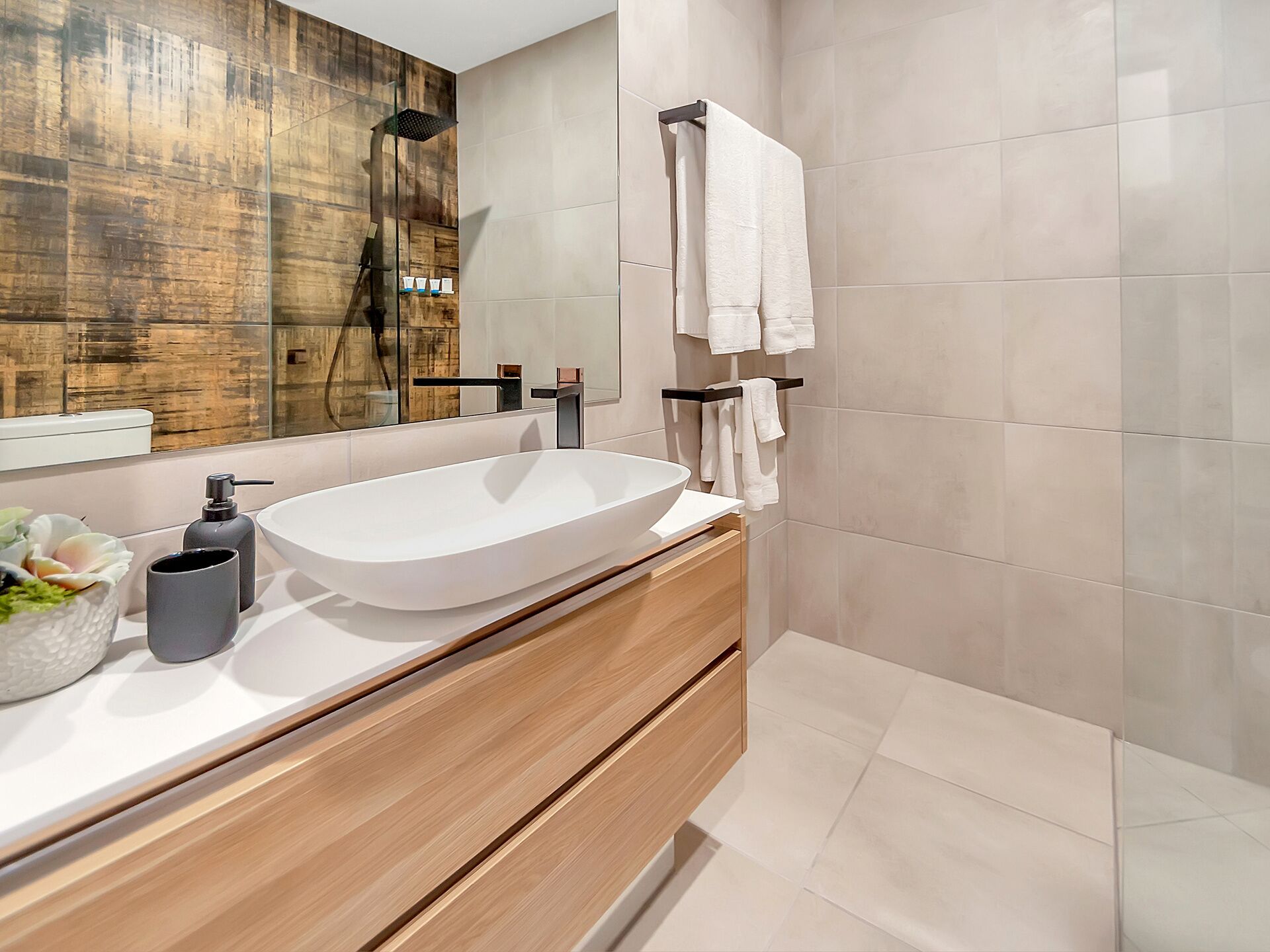 Superior Luxury Apartment In The City