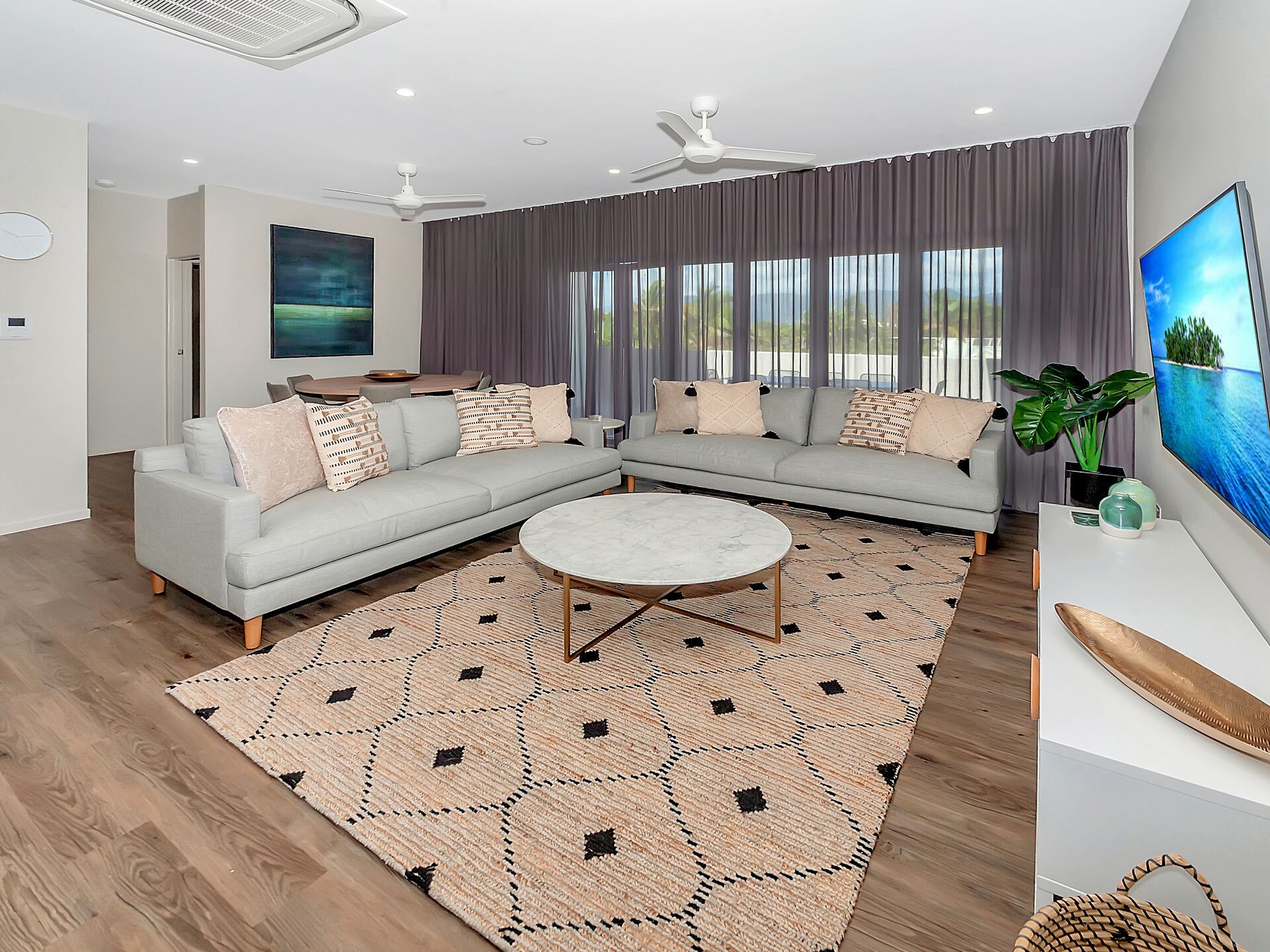 Superior Luxury Apartment In The City