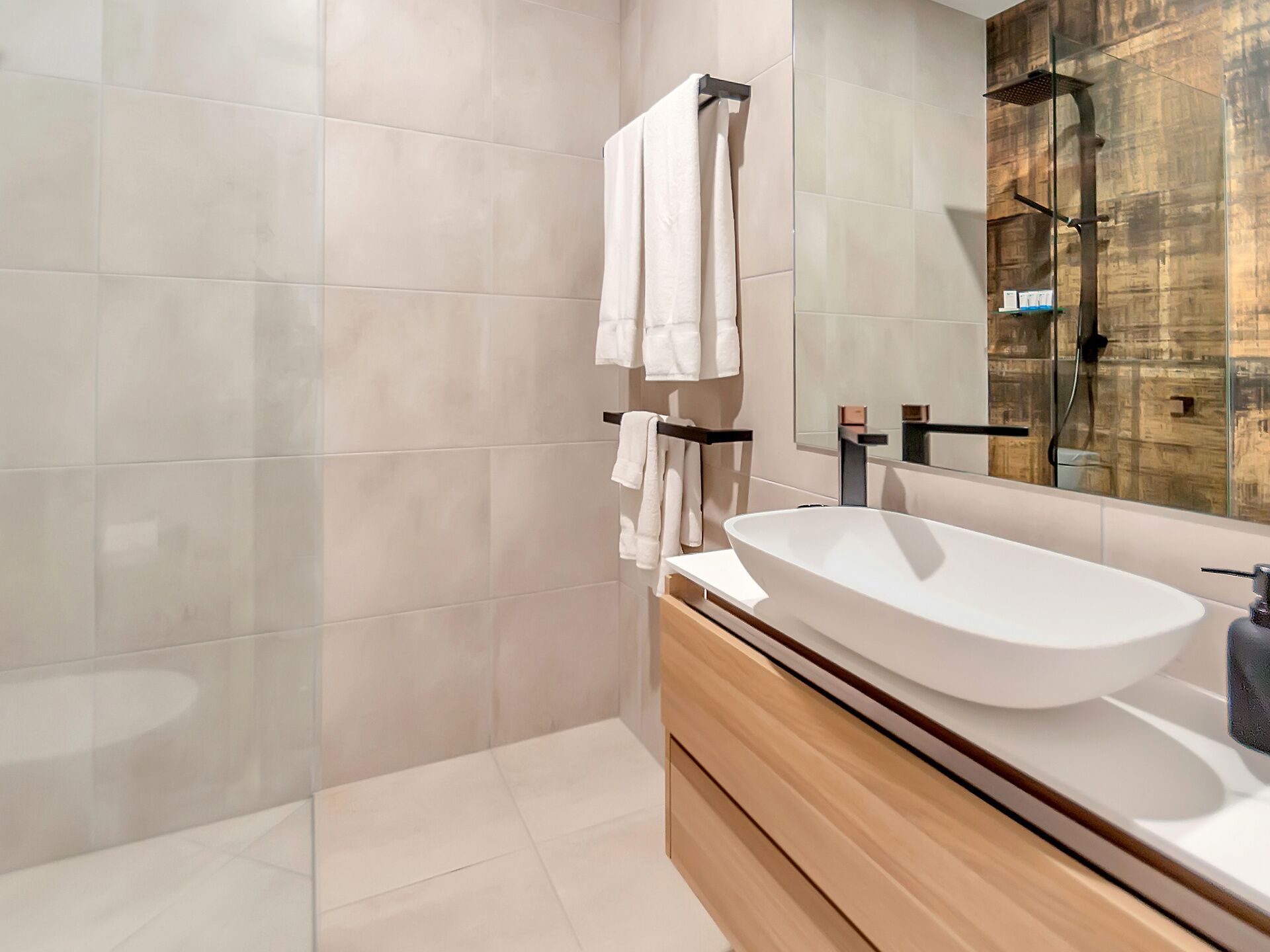 Superior Luxury Apartment In The City