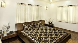 In-room safe, free WiFi, linens