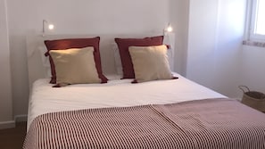 2 bedrooms, WiFi, linens