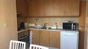 Microwave, dishwasher, coffee/tea maker, cookware/dishes/utensils