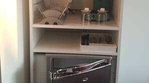 Réfrigérateur, micro-ondes, cafetière/bouilloire, bouilloire électrique