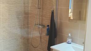 Douche, sèche-cheveux, serviettes fournies, savon