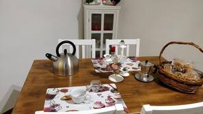 Fridge, hob, coffee/tea maker, electric kettle