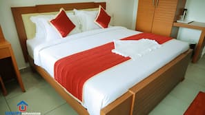 Premium bedding, desk, blackout curtains, free WiFi