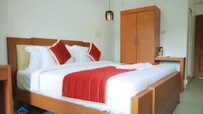 Premium bedding, desk, blackout curtains, free WiFi
