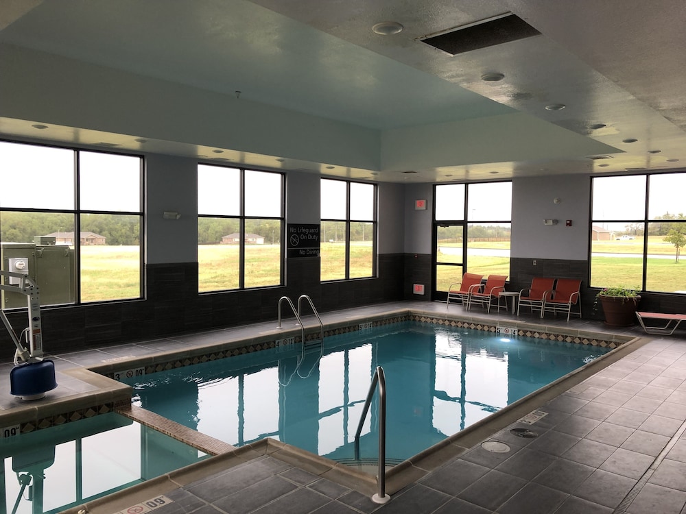 Indoor pool, Pratt Inn & Suites