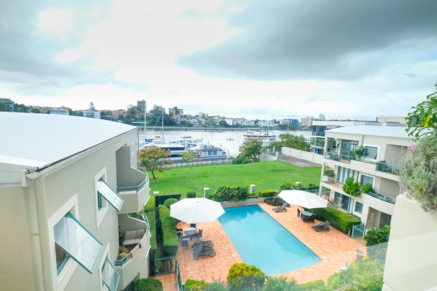 2BR Lovely River Retreat ⛵️Pool💦Wine🍷Gym💪Netflx