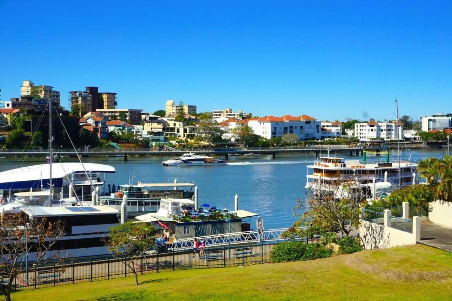 2BR Lovely River Retreat ⛵️Pool💦Wine🍷Gym💪Netflx