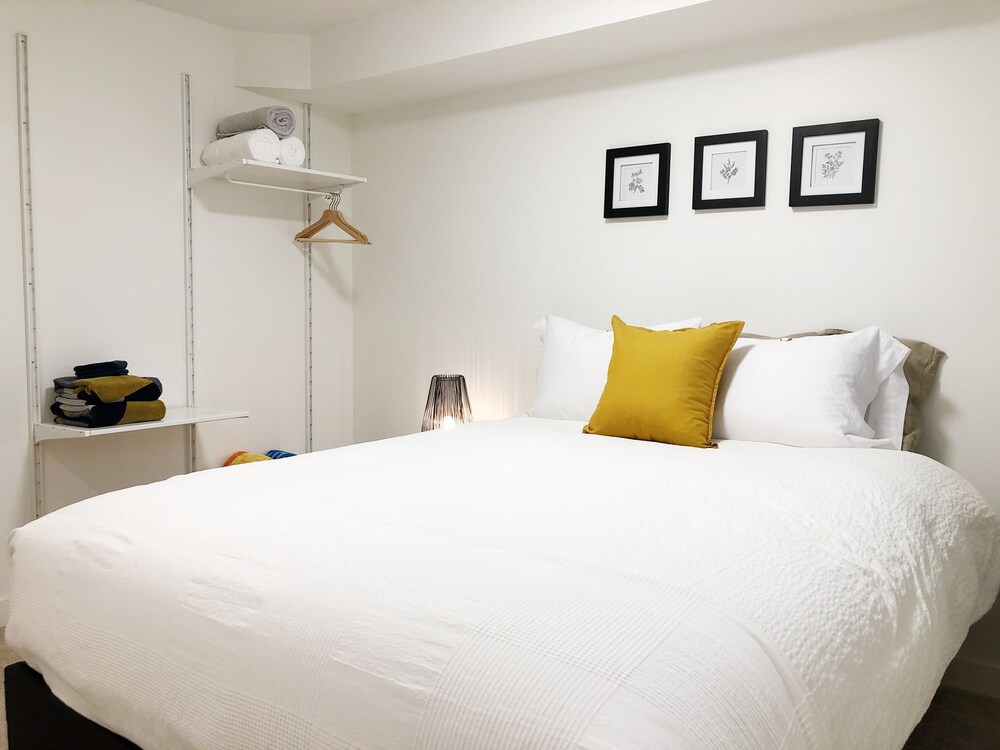 Beautiful Basement Suite Near Hospital + Downtown Hot Tub